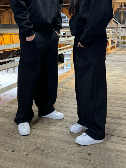 COMFY SWEATS - BLACK